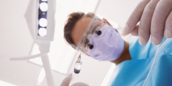 Czy każdy implant zębowy wymaga łącznika?