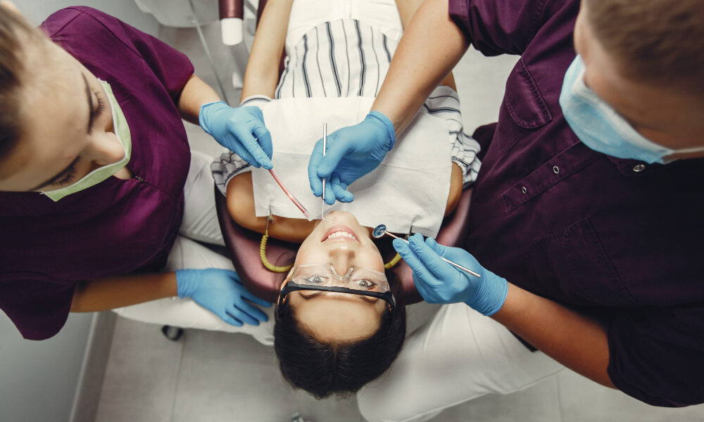 kto nie może mieć implantów zębowych