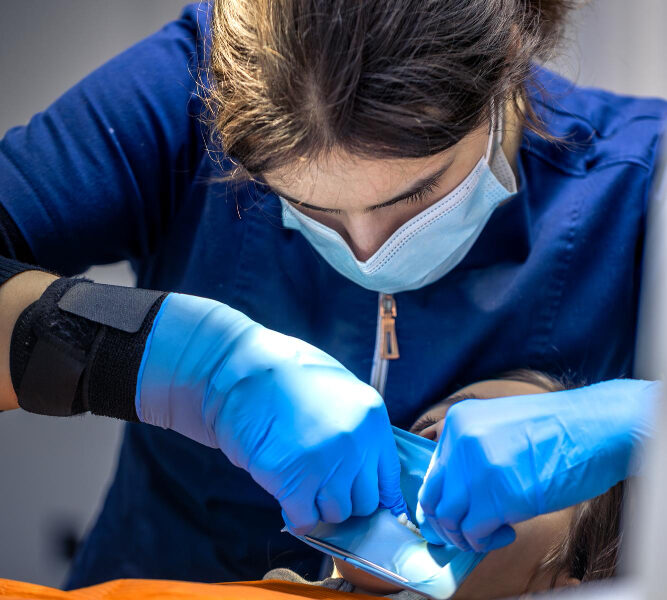 Jak długo trwa leczenie implantologiczne zębów?