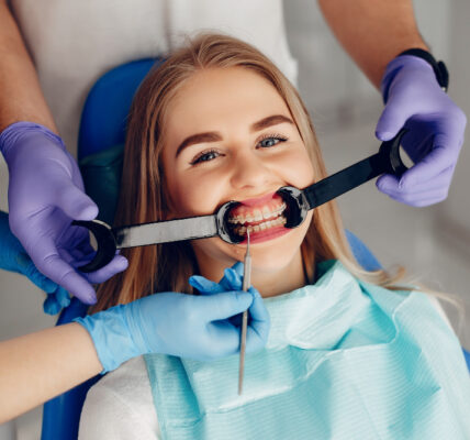 Protezy zębowe – czym się różnią protezy ruchome i stałe?