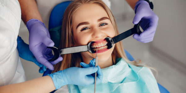 Protezy zębowe – czym się różnią protezy ruchome i stałe?