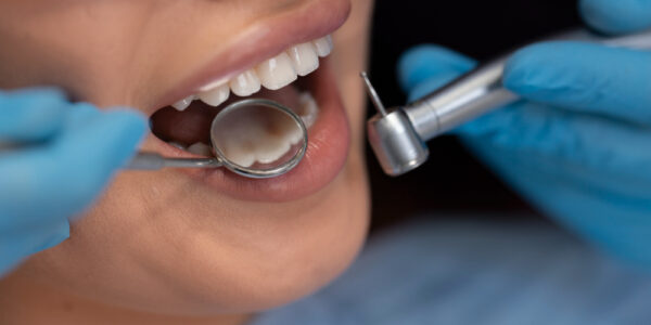 Dlaczego zgorzel zęba często przebiega bez bólu?