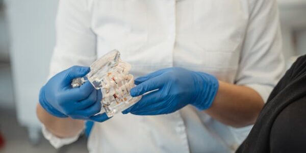 Jak przyzwyczaić się do ruchomej protezy zębowej?