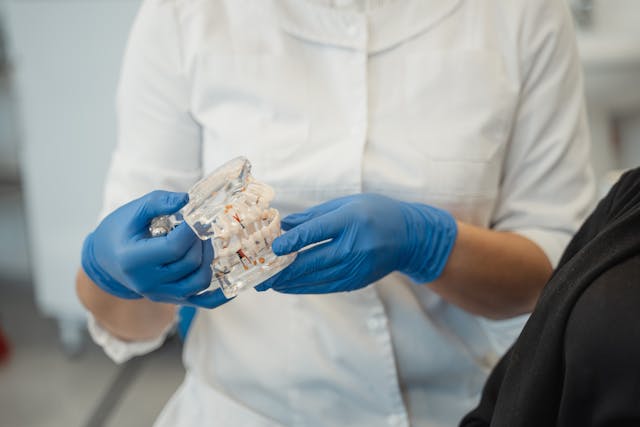 Jak przyzwyczaić się do ruchomej protezy zębowej?