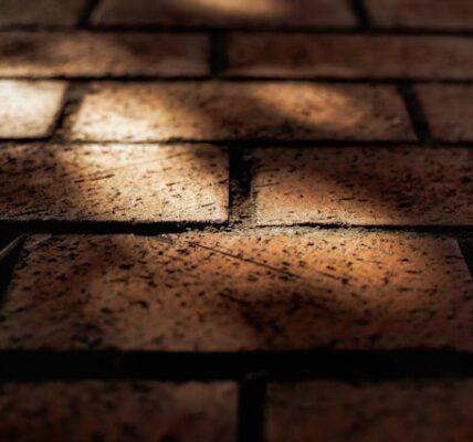 Kasetony ścienne cegła w sypialni - jak stworzyć klimatyczne wnętrze?