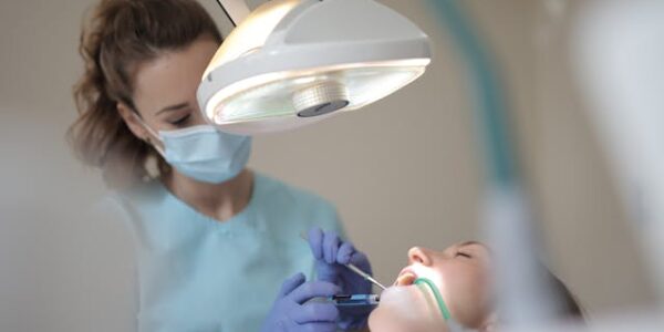 Implanty stomatologiczne – jak długo utrzymuje się korona na implancie?