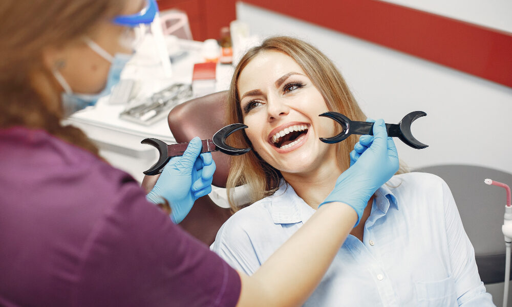 Czy wybielanie zębów działa na przebarwienia po kawie i herbacie?