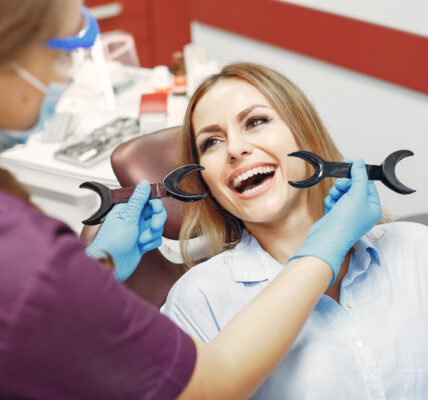 Czy wybielanie zębów działa na przebarwienia po kawie i herbacie?