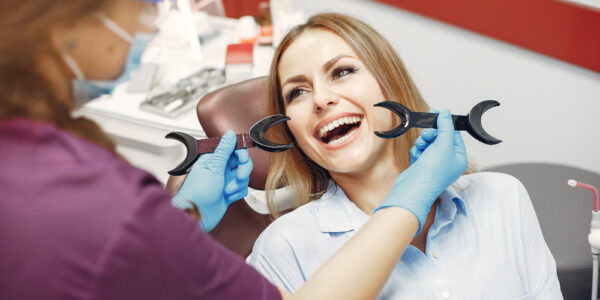 Czy wybielanie zębów działa na przebarwienia po kawie i herbacie?