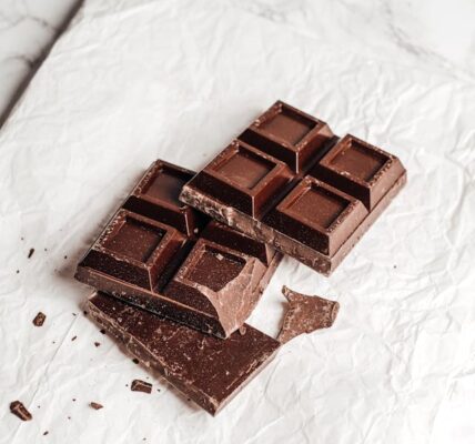 Jak zwiększyć wydajność produkcji dzięki oblewarce do czekolady?