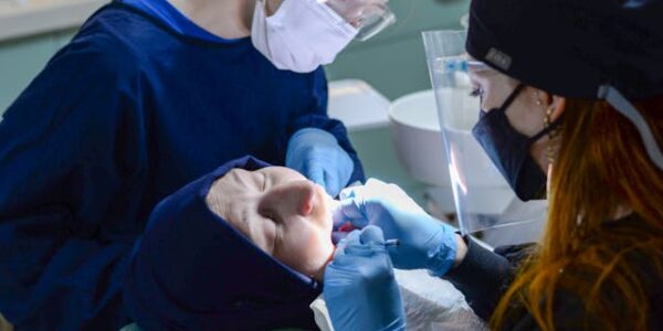 Jakie są przeciwwskazania do implantów cyrkonowych?