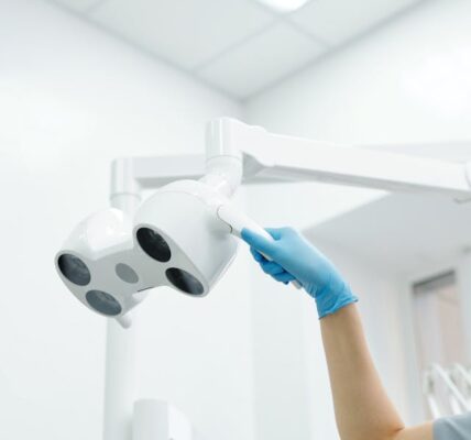 Zęby zatrzymane – kiedy wymagają interwencji chirurgicznej?