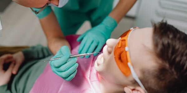 Czy lakowanie bruzd jest skuteczne w zapobieganiu próchnicy?