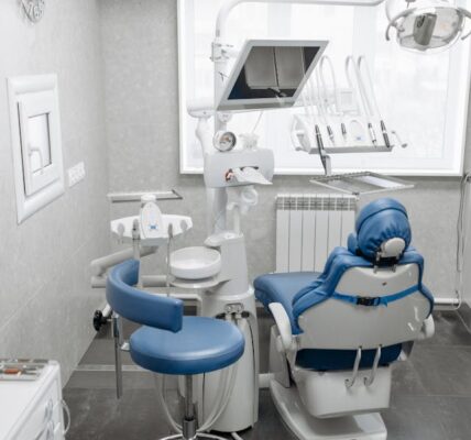 Czy skaling usuwa przebarwienia z zębów?