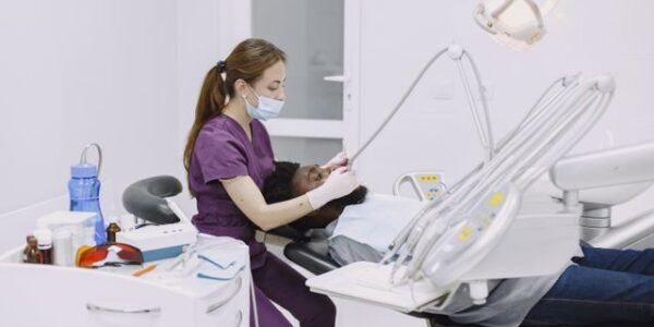 Czy palenie papierosów przeszkadza w gojeniu się implantu zęba?