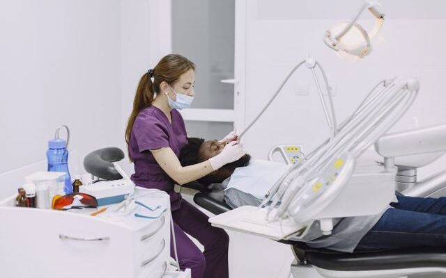 Czy palenie papierosów przeszkadza w gojeniu się implantu zęba?
