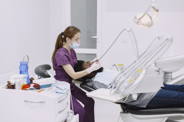 Czy palenie papierosów przeszkadza w gojeniu się implantu zęba?