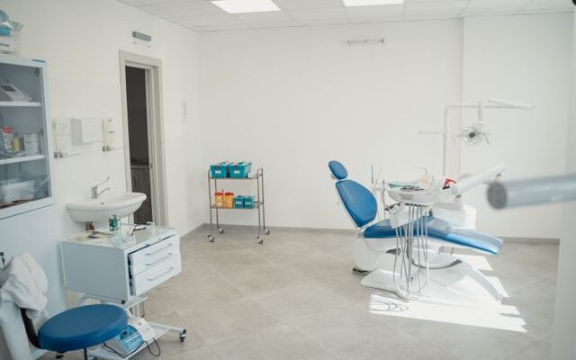 Czy implant zęba wygląda tak samo jak naturalny ząb?