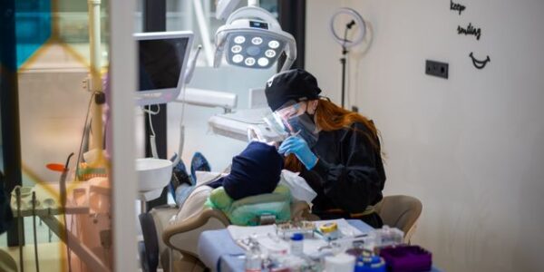Krwawienie z dziąseł tylko przy jednym zębie – co może być przyczyną?