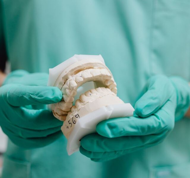 Nieprzyjemny zapach spod protezy na implantach – co może być przyczyną?