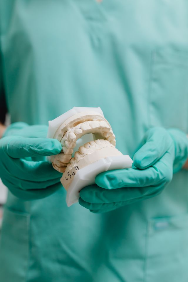 Nieprzyjemny zapach spod protezy na implantach – co może być przyczyną?