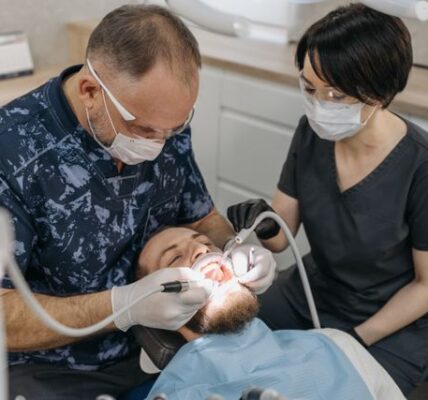 Czy implanty zębowe sprawdzą się, gdy brakuje kilku zębów obok siebie?