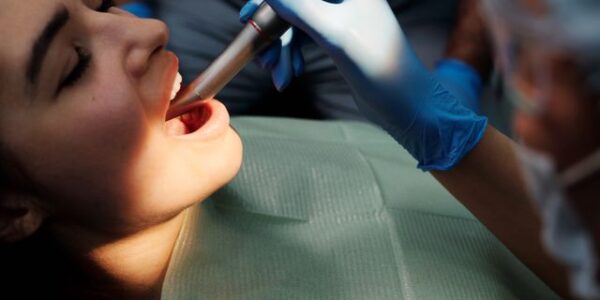 Jak prawidłowo czyścić przestrzeń wokół implantu?