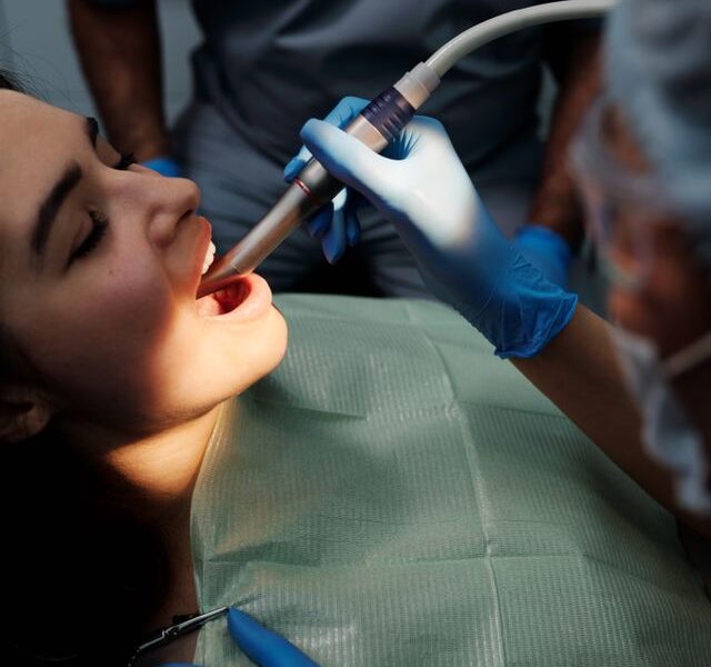 Jak prawidłowo czyścić przestrzeń wokół implantu?