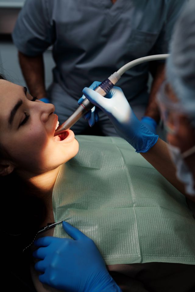 Jak prawidłowo czyścić przestrzeń wokół implantu?