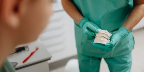 Ile implantów potrzeba do wykonania zębów w jeden dzień?